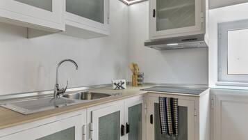 Frigorífic, microones, placa de cuina i cafetera i tetera