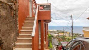 Una scala conduce a un edificio con un cartello che riporta 'La Gomera'.