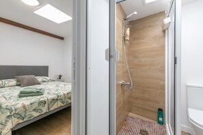 Shower, towels - Vacation Apartment 'La Gomera' with Sea View, Private Terrace and Wi-Fi (La Victoria de Acentejo)