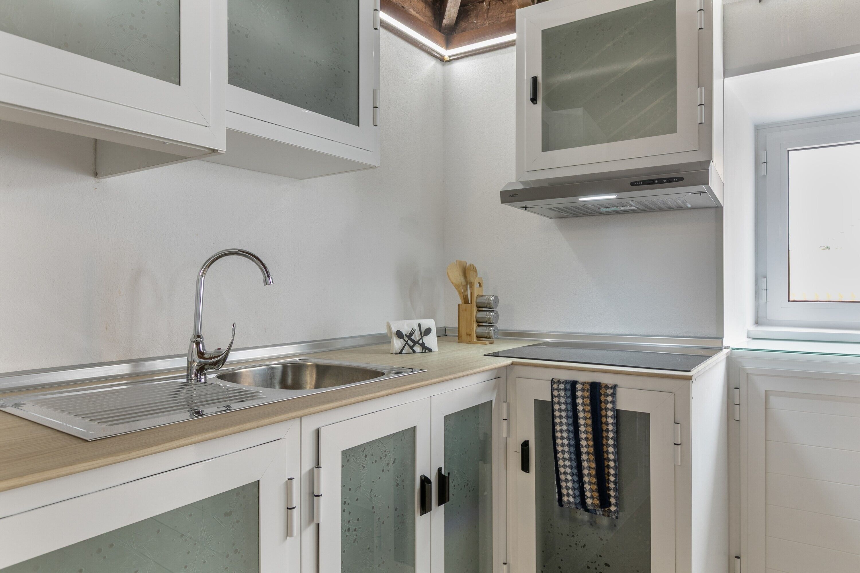 Kühlschrank, Mikrowelle, Herdplatte, Wasserkocher mit Kaffee-/Teezubehör