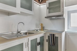 Een koelkast, een microgolfoven, een kookplaat