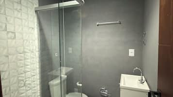 Comfort-Suite, eigenes Bad | Badezimmer | Dusche, Handtücher