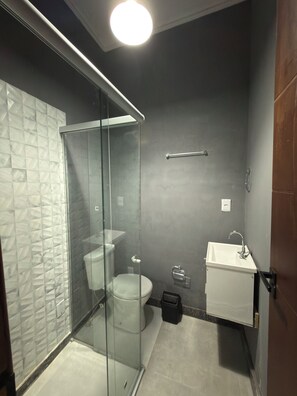 Comfort suite, privébadkamer | Badkamer | Een douche, handdoeken