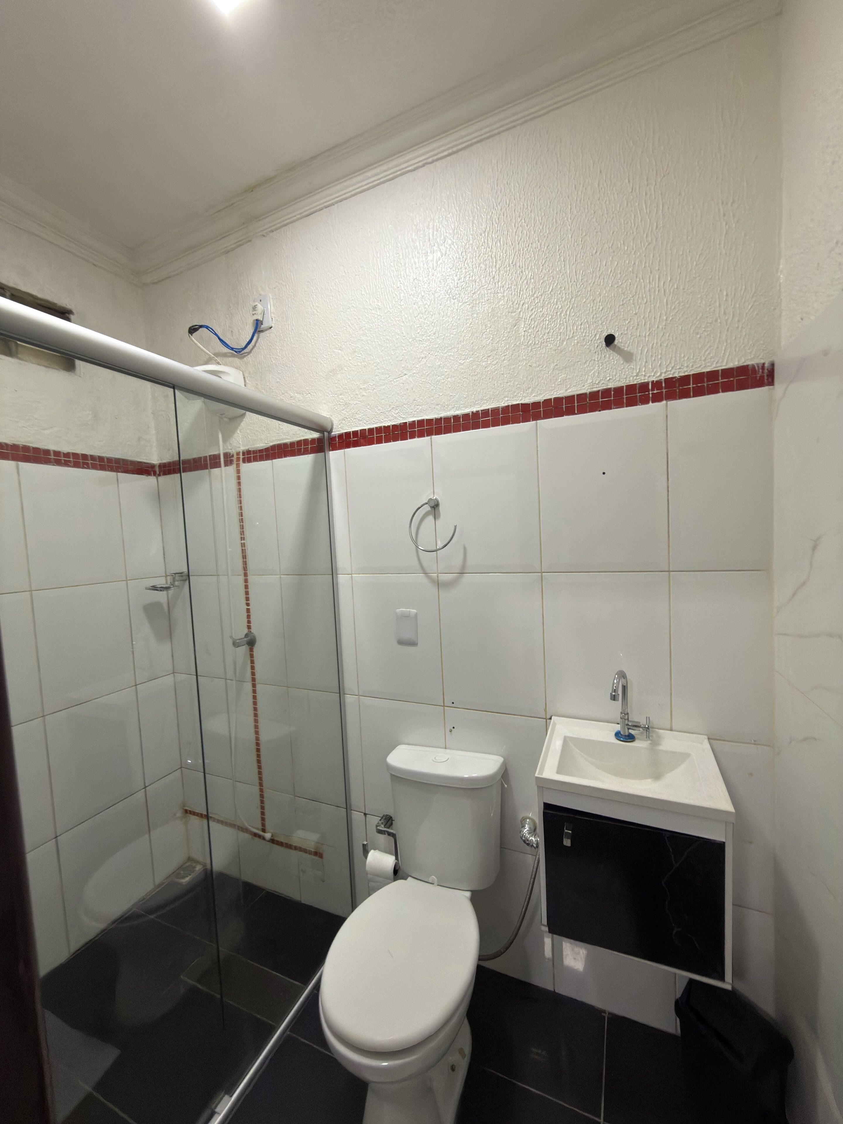 Habitación triple Confort, baño privado | Baño | Regadera y toallas 