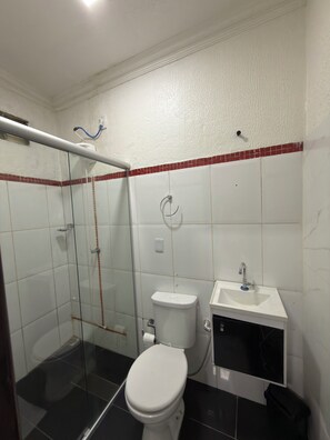 Comfort driepersoonskamer, privébadkamer | Badkamer | Een douche, handdoeken