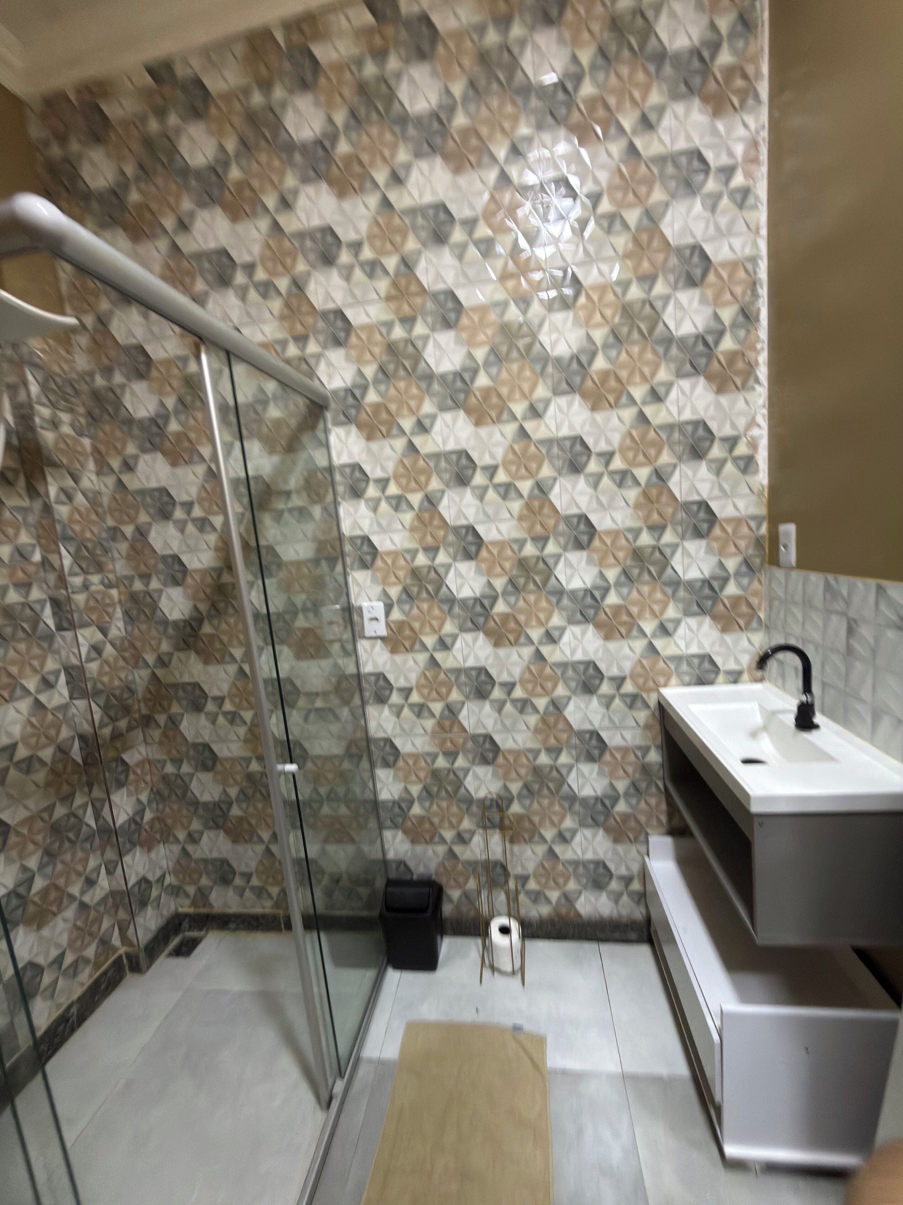 Comfort-Dreibettzimmer, eigenes Bad | Badezimmer | Dusche, Handtücher