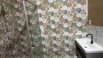 Comfort-Dreibettzimmer, eigenes Bad | Badezimmer | Dusche, Handtücher