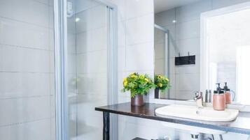 Tomannsrom – familie, terrasse, havutsikt | Bad | Hårføner, håndklær, såpe og sjampo