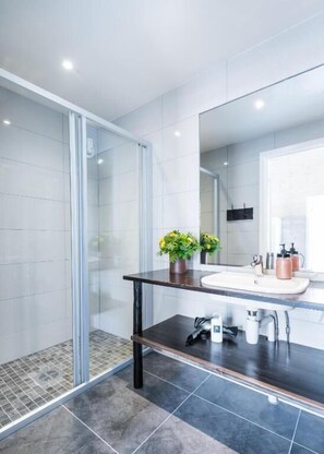 Chambre Familiale avec lits jumeaux, patio, vue océan | Salle de bain | Sèche-cheveux, serviettes fournies, savon, shampoing