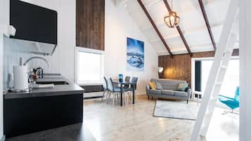 Cabin, Sea View (Myklebustbua #1)