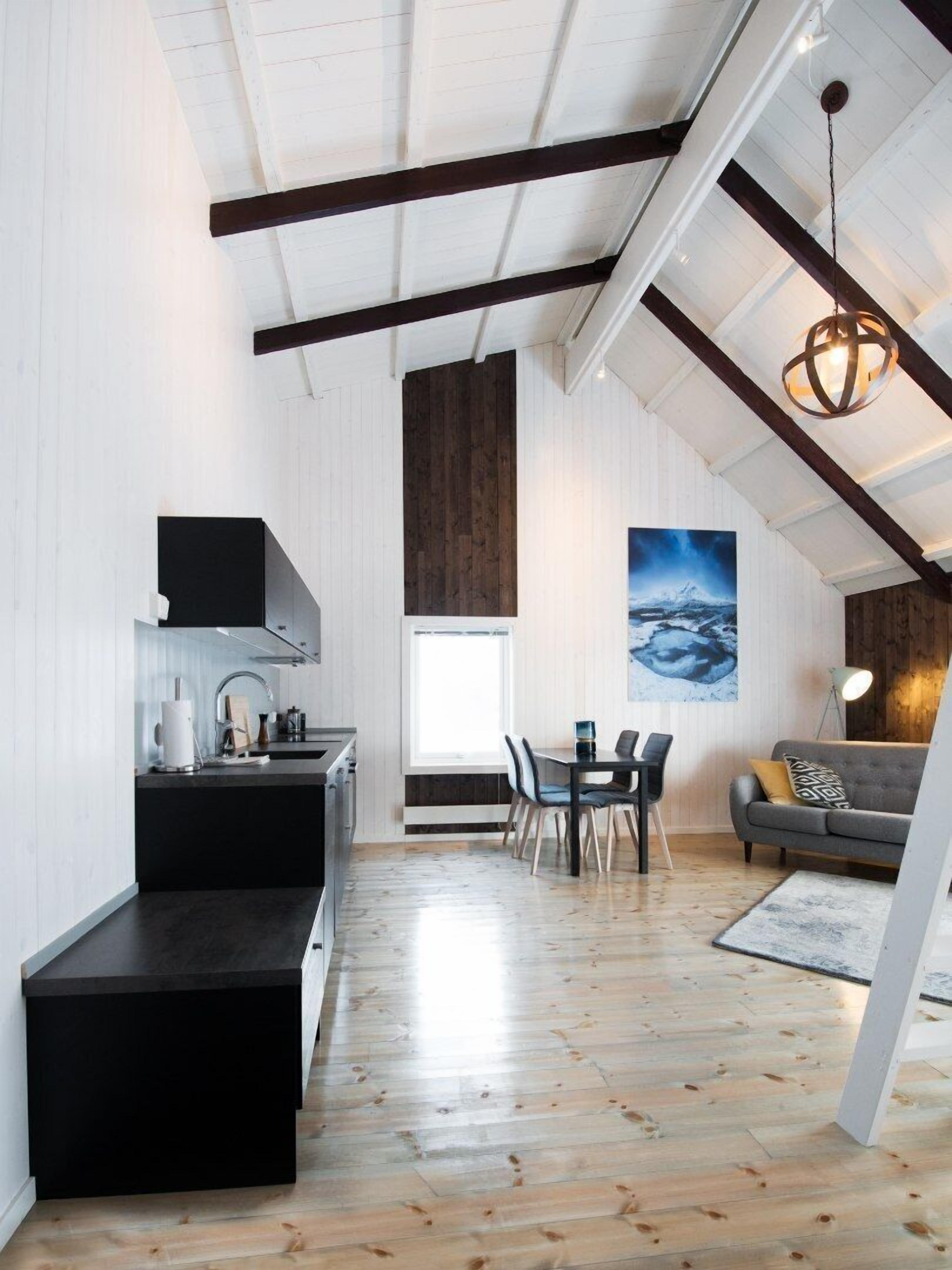 Cabin, Sea View (Myklebustbua #1)