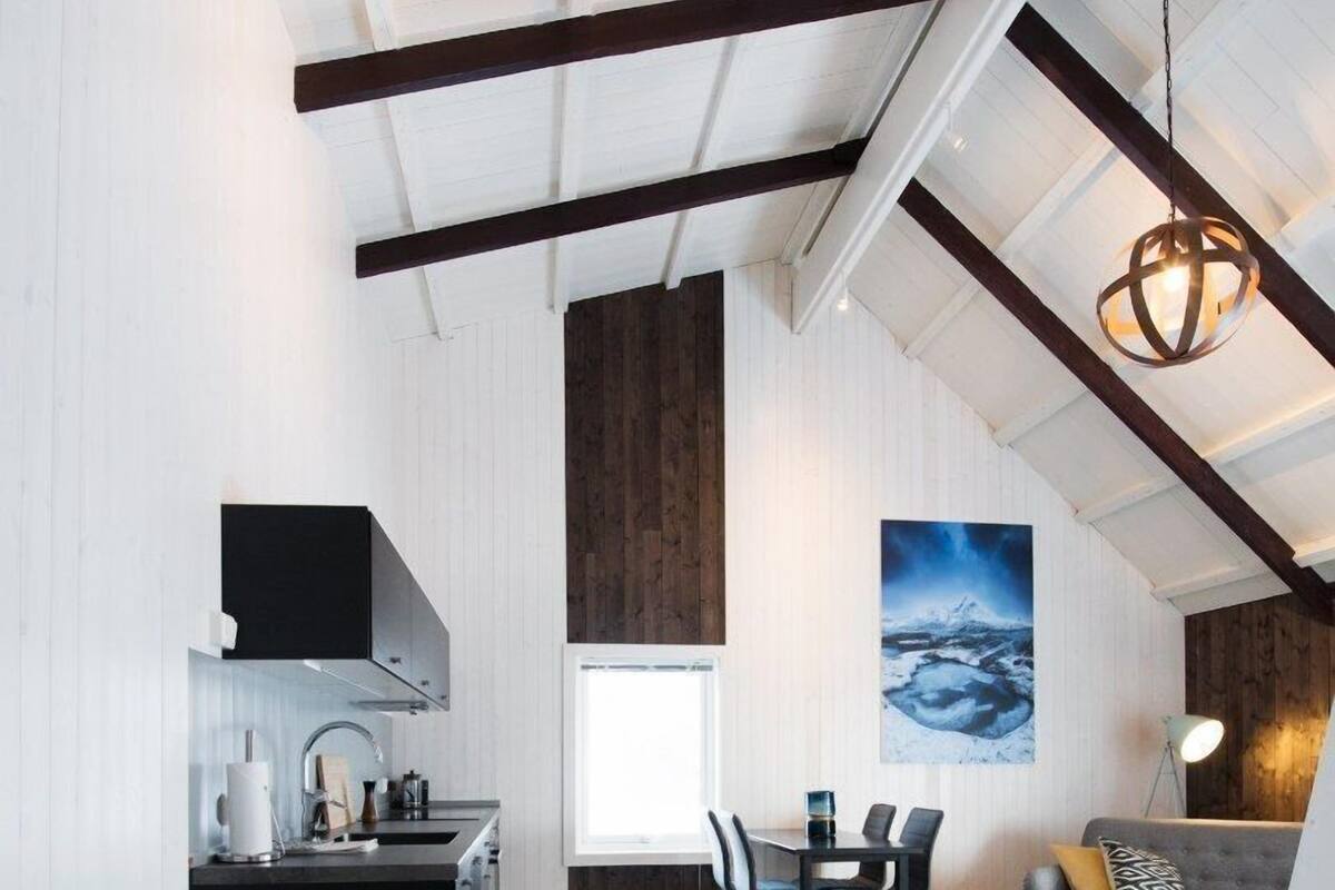 Cabin, Sea View (Myklebustbua #1)