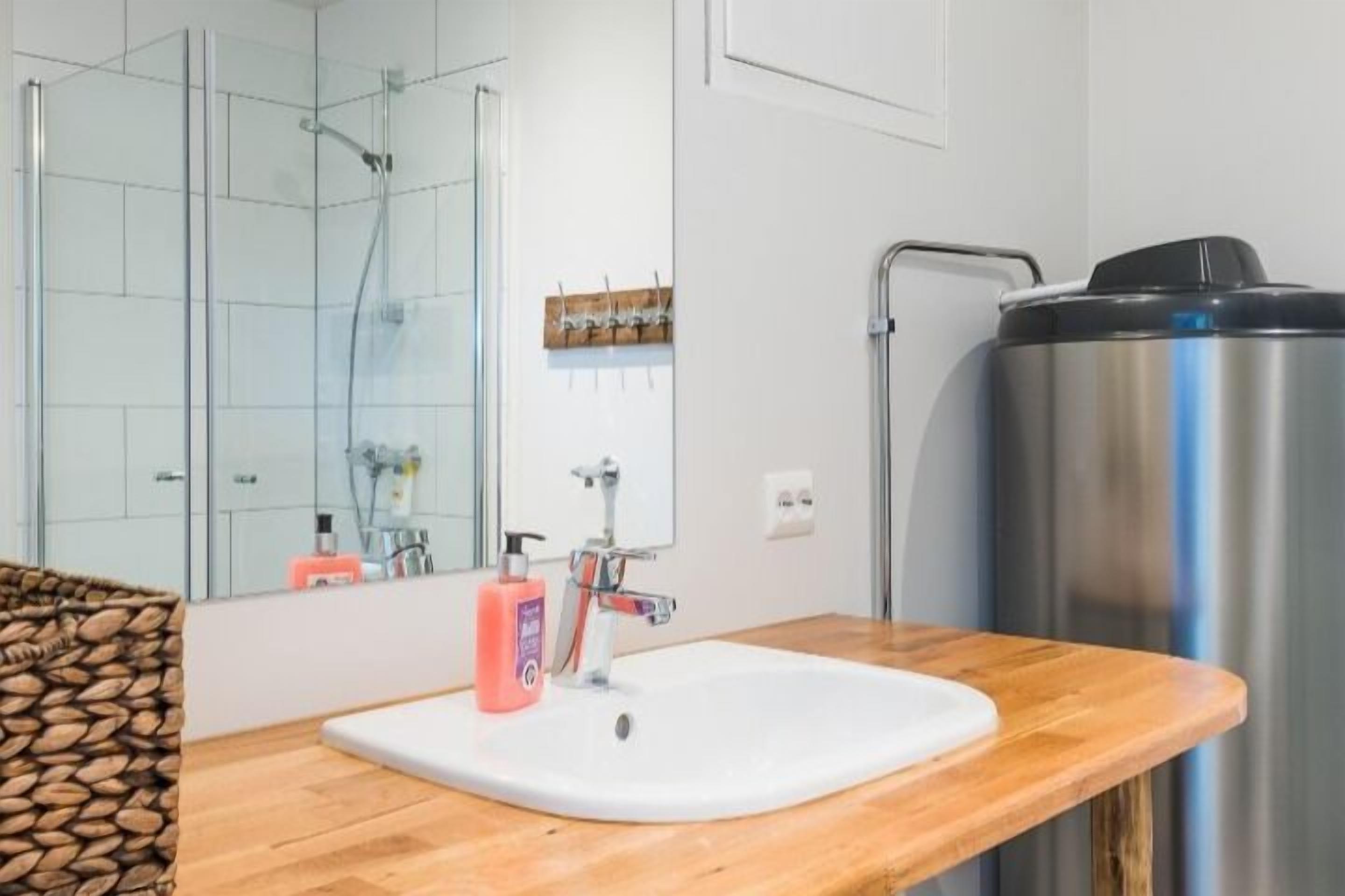 Hårføner, oppvarmet badegulv, håndklær og såpe
