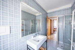 Douche, sèche-cheveux, bidet