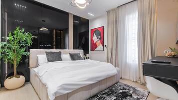 Apartamento familiar, balcón, vistas a la ciudad | Escritorio, espacio para trabajar con un portátil, cortinas opacas