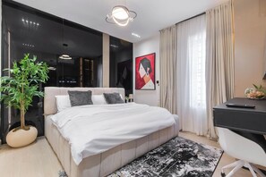 Apartamento familiar, balcón, vistas a la ciudad | Escritorio, espacio para trabajar con un portátil, cortinas opacas