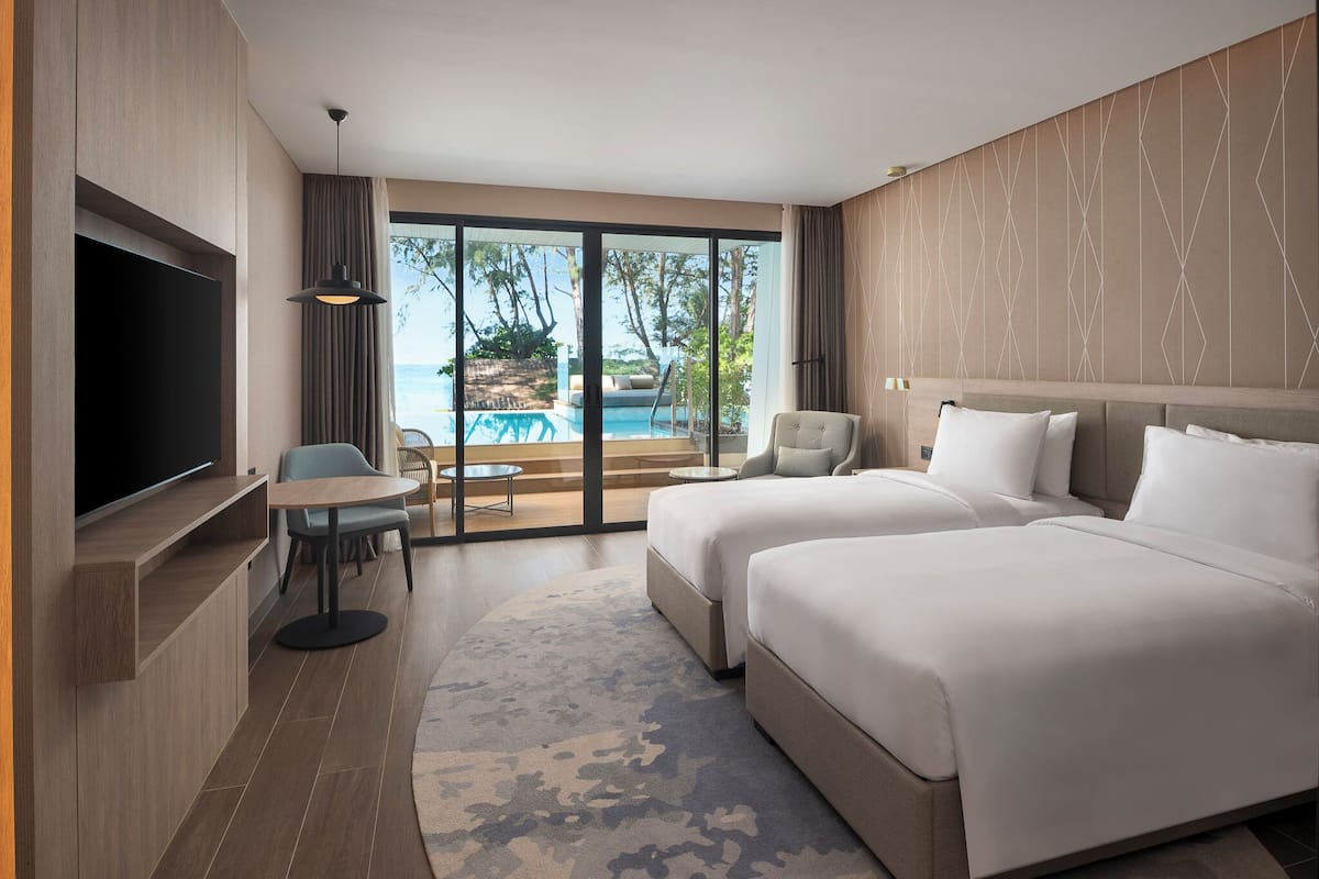 Premium Room, Pool Access, Oceanfront | Minibar, in-room safe, desk, soundproofing
