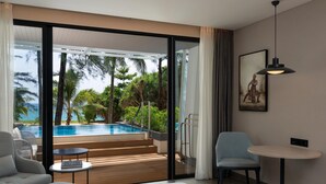 高 級客房, 海濱 (With Pool) | 迷你吧、客房內保險箱、書桌、隔音