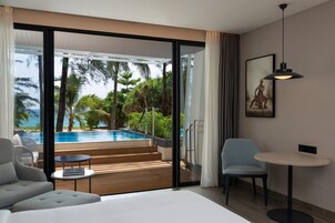 Habitación superior, frente al mar (With Pool) | Minibar, caja fuerte, escritorio y sistema de insonorización
