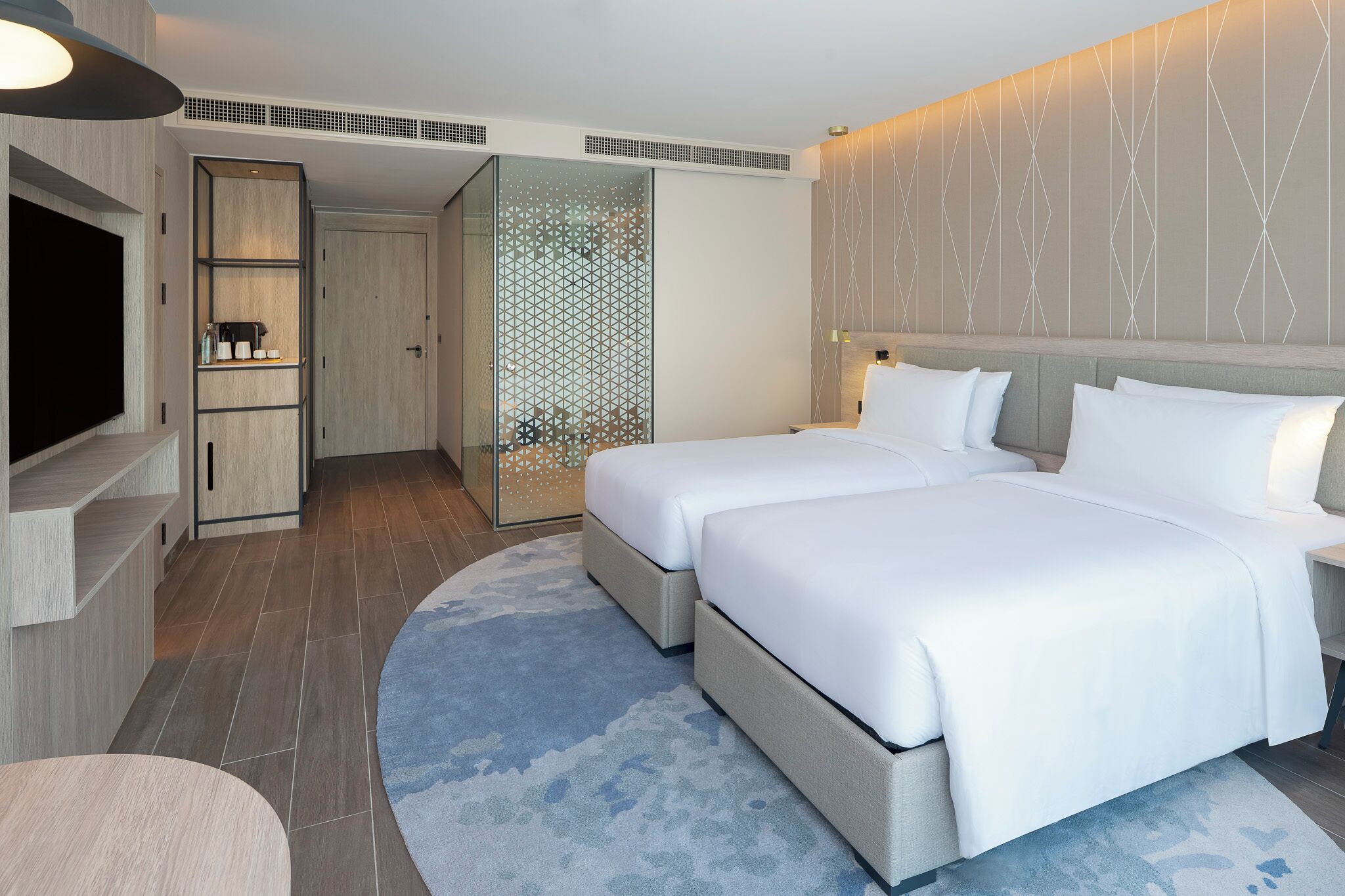 Minibar, brankas, kedap suara, dan tempat tidur lipat/tambahan