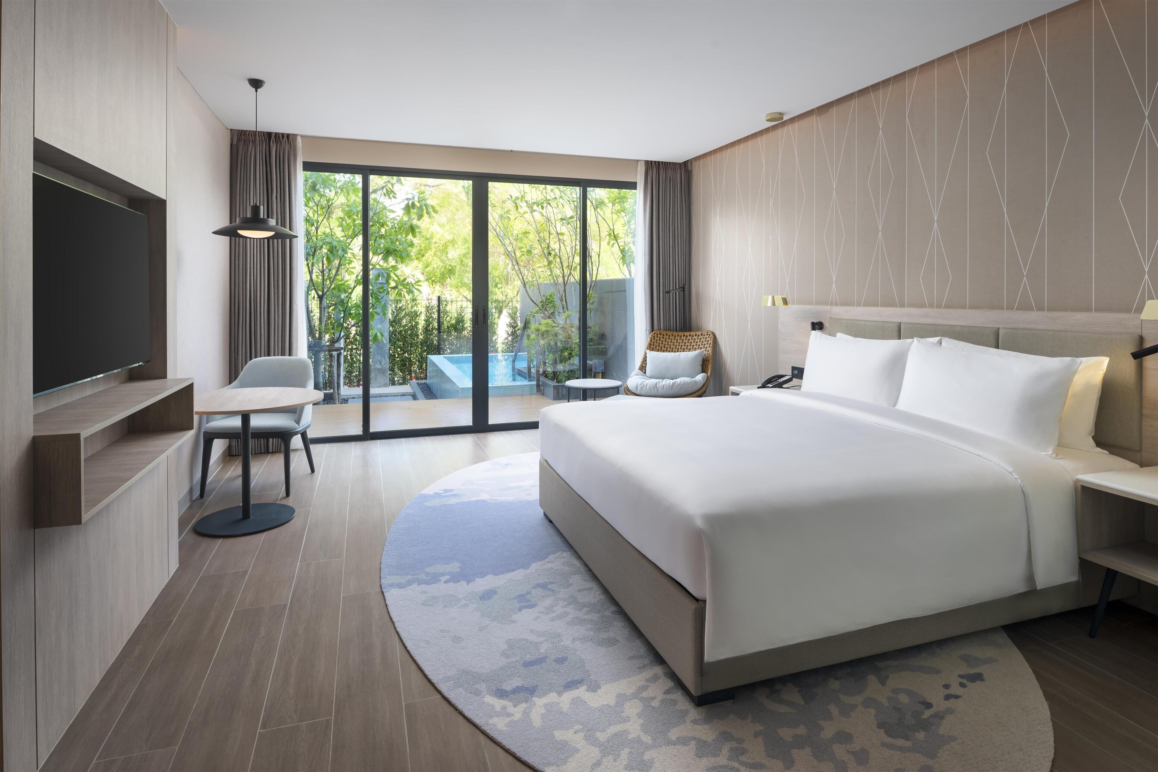 Minibar, caja de seguridad en la habitación y escritorio 