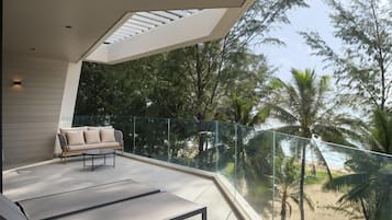 Suite, Balcony, Oceanfront | Minibar, in-room safe, soundproofing, rollaway beds