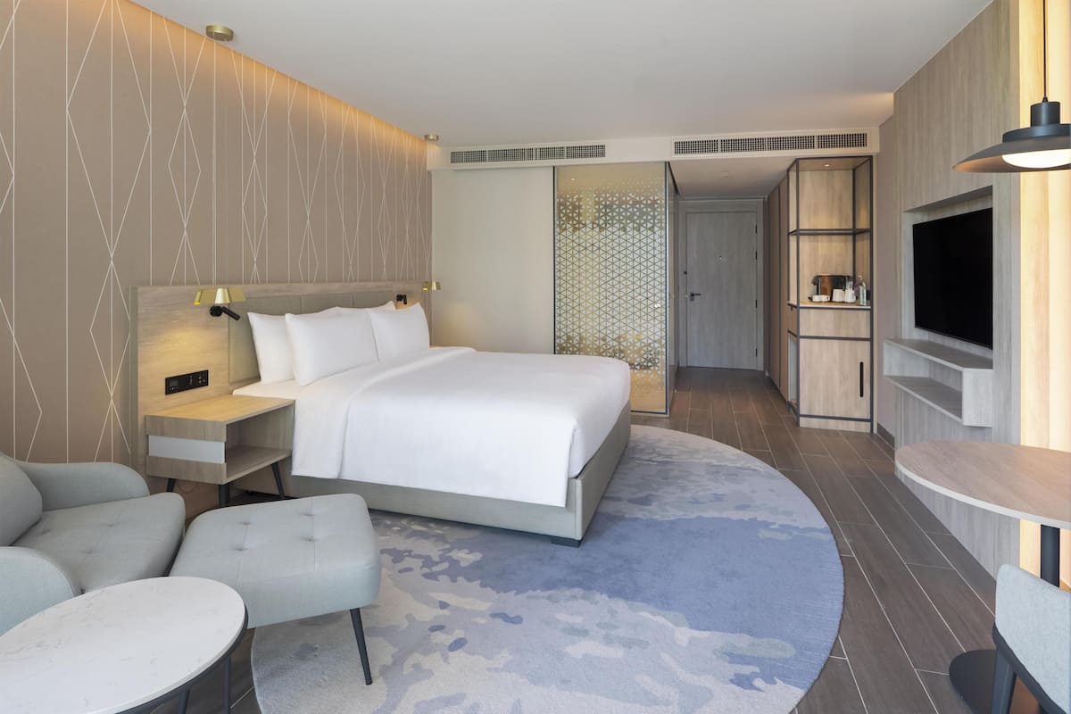 Habitación superior, balcón, frente al océano | Minibar, caja de seguridad en la habitación y insonorización