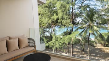 Habitación superior, balcón, frente al mar | Minibar, caja fuerte, sistema de insonorización y camas supletorias