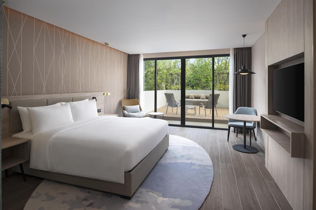 Habitación superior (With Garden) | Minibar, caja de seguridad en la habitación y insonorización