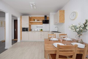 Kühlschrank, Mikrowelle, Herdplatte, Geschirrspüler