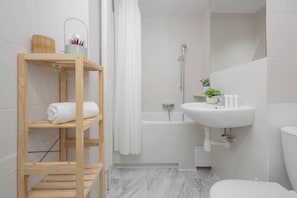 Dusche, Haartrockner, Handtücher, Shampoo
