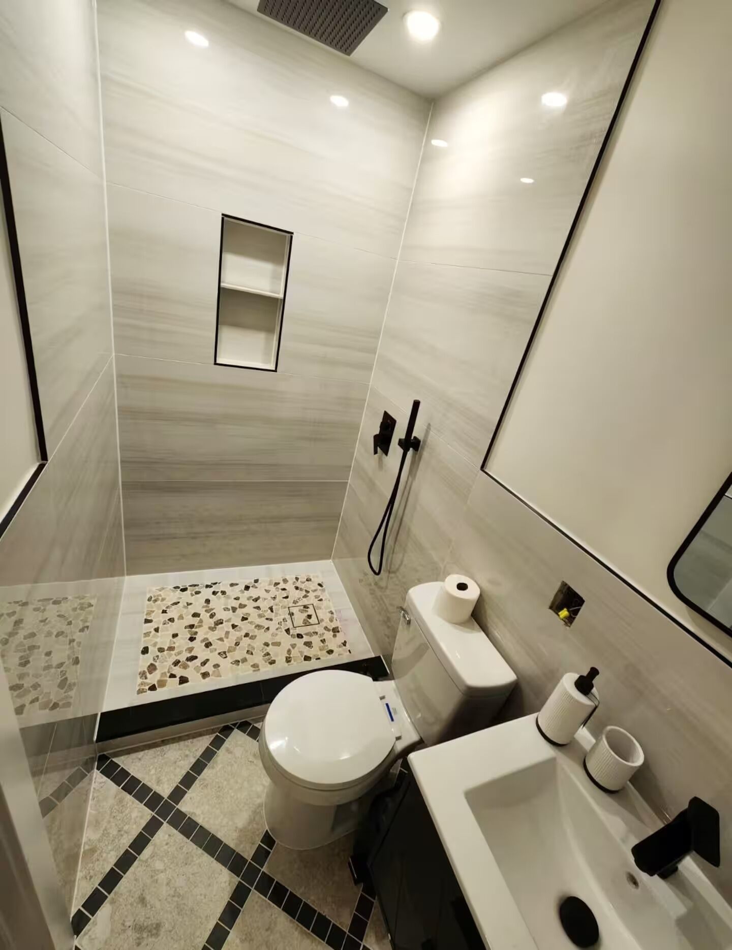 シャワー、ヘアドライヤー、タオル、石鹸