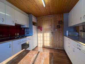 Kühlschrank, Ofen, Wasserkocher mit Kaffee-/Teezubehör, Toaster