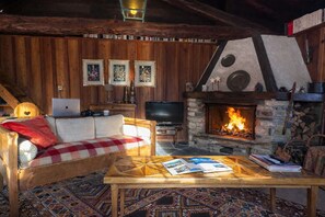 Een televisie en een open haard