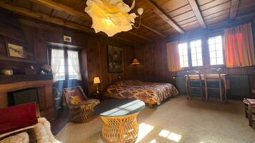 BĂŒgeleisen/BĂŒgelbrett, WLAN, BettwĂ€sche