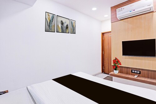 Super Hotel O Althan Formerly Hotel Niraant