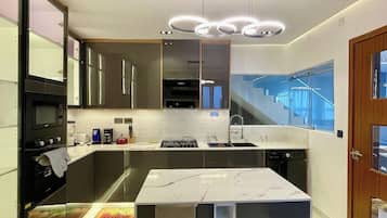 Apartemen Superior, balkon, pemandangan kota | Dapur pribadi | Lemari es, microwave, oven, dan kompor