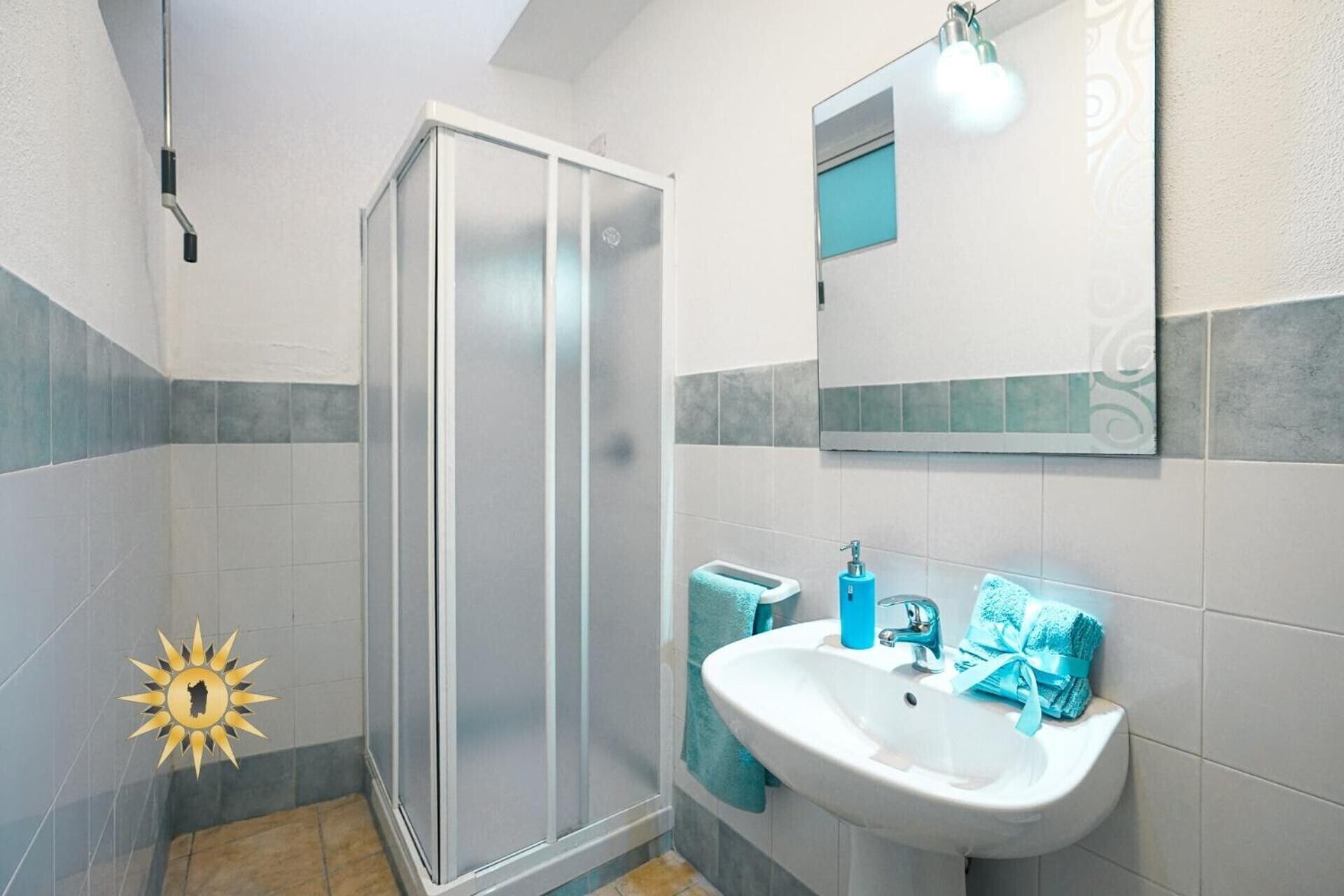 Douche, sèche-cheveux, serviettes fournies