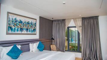 Habitación junior, balcón, vista a la ciudad | Escritorio, espacio para trabajar con laptop y cortinas blackout