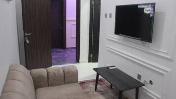 Habitación junior, balcón, vista a la ciudad | Área de sala de estar