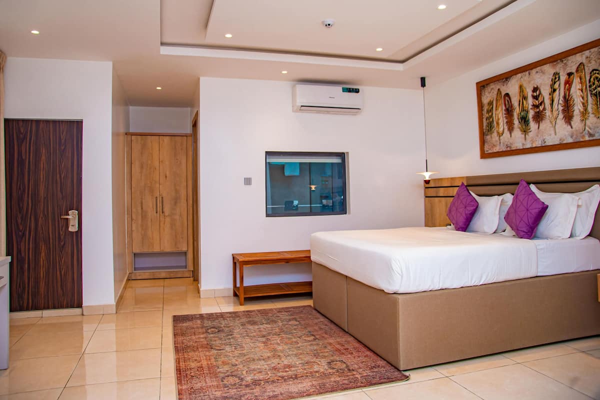 Juniorrum - balkong - utsikt mot staden | Skrivbord, arbetsyta för laptop, mörkläggningsgardiner och ljudisolering