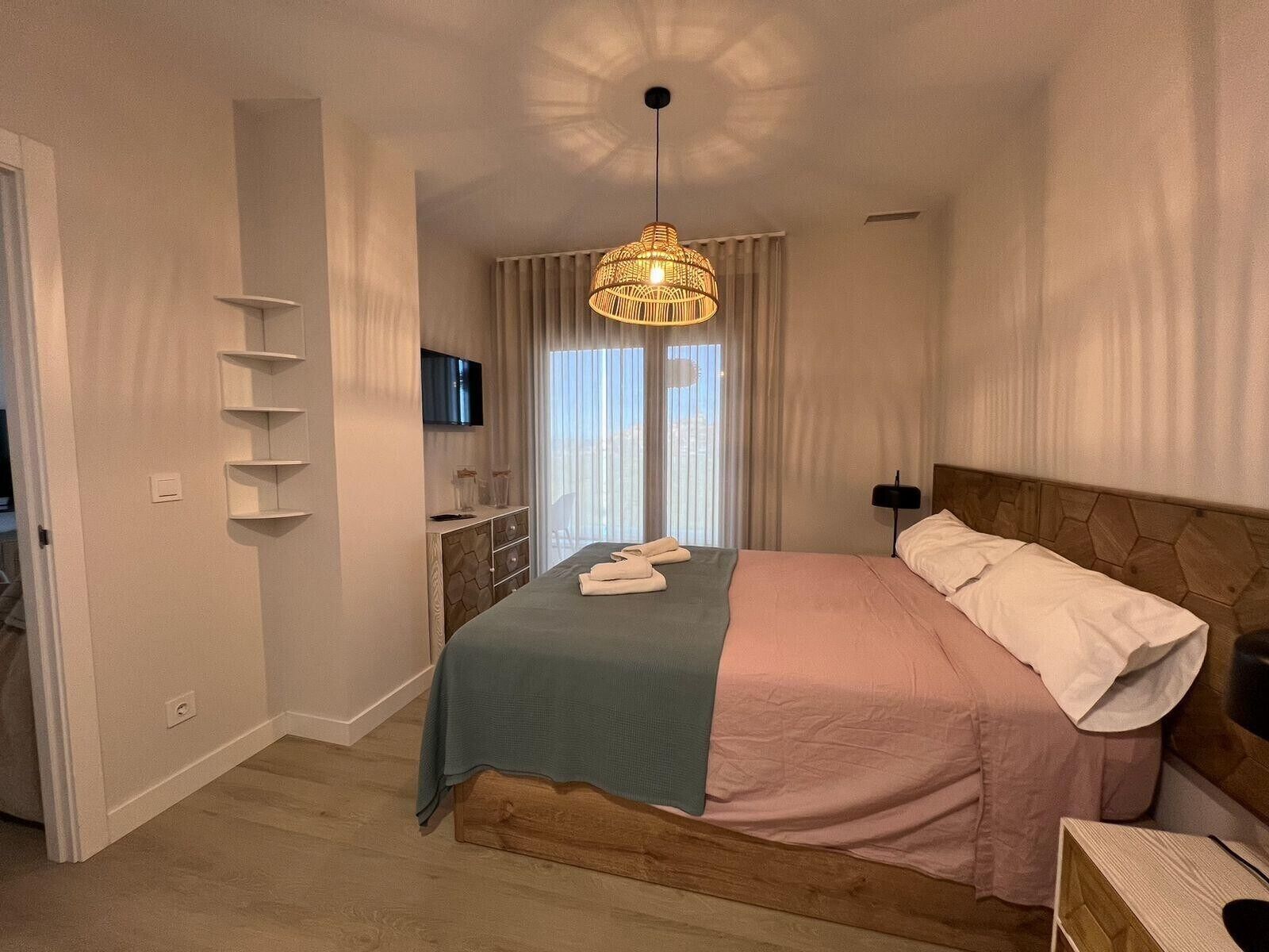 2 slaapkamers, een strijkplank/strijkijzer, wifi, beddengoed