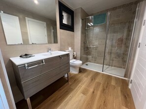 Bruser, hårtørrer, håndklæder