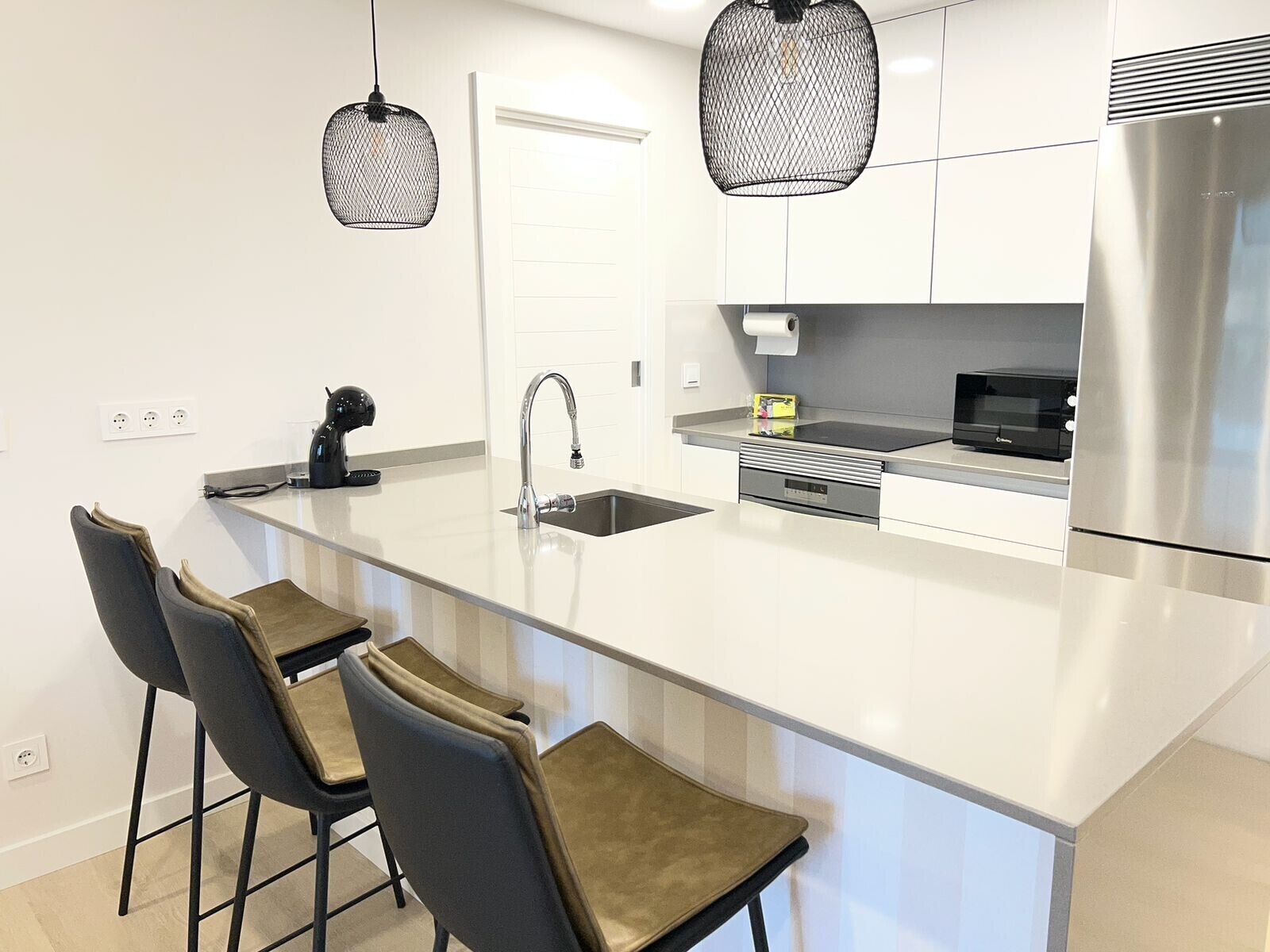 Refrigerador, microondas, horno y parrilla de estufa 