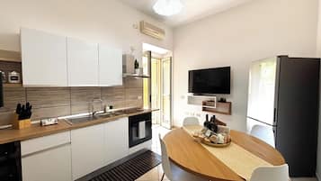 Frigorifero, microonde, forno, piano cottura