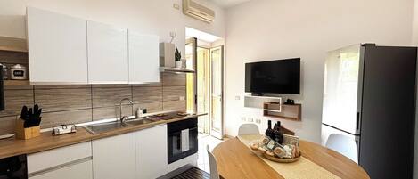 Jääkaappi, mikroaaltouuni, uuni, liesi