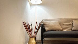Quarto com sofá e abajur.