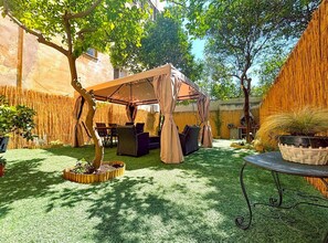 Outdoor dining - Modern home with garden & BBQ, between Cagliari city center and the sea (Cagliari)