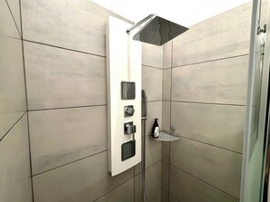Shower, eco-friendly toiletries, hair dryer, bidet - Modern home with garden & BBQ, between Cagliari city center and the sea (Cagliari)