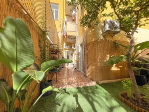Property grounds - Modern home with garden & BBQ, between Cagliari city center and the sea (Cagliari)